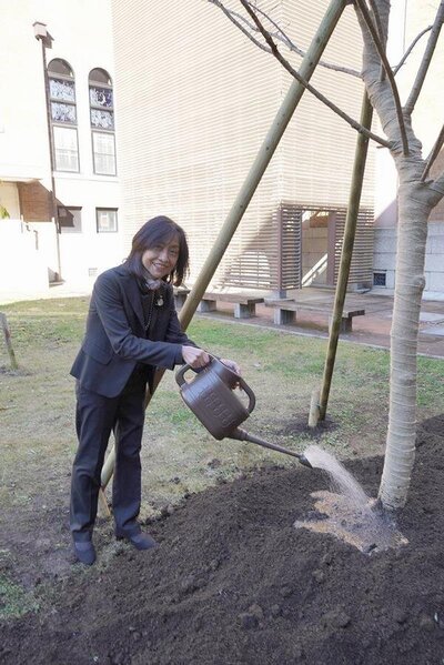 植樹後水やりをする佐々木学長